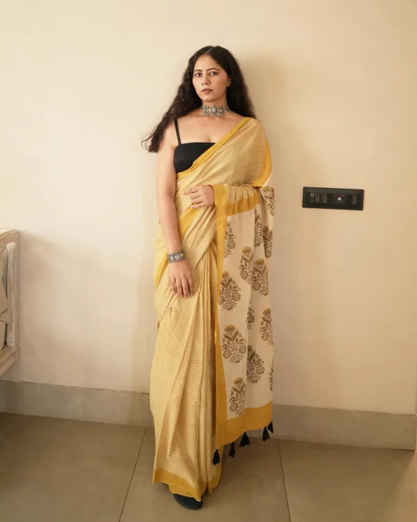 Mustard_Cotton_Checks_Printed_Mul_Saree_With_Tassels_For_Women